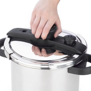 EZLock Pressure Cooker 3 Step 3 - turn to close the ezlock lid