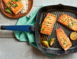 Grill Pan lifestyle - royal blue handle