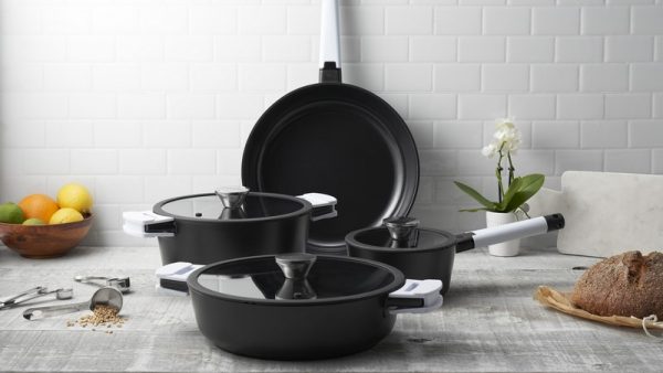 7 Piece cookware Set Lifestyle with sky blue handles