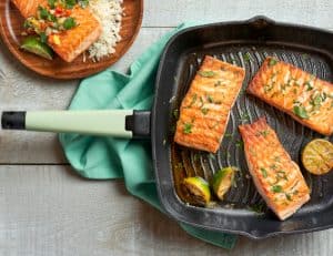 Grill Pan lifestyle - mint handle