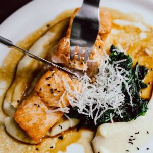salmon and mashed potatos